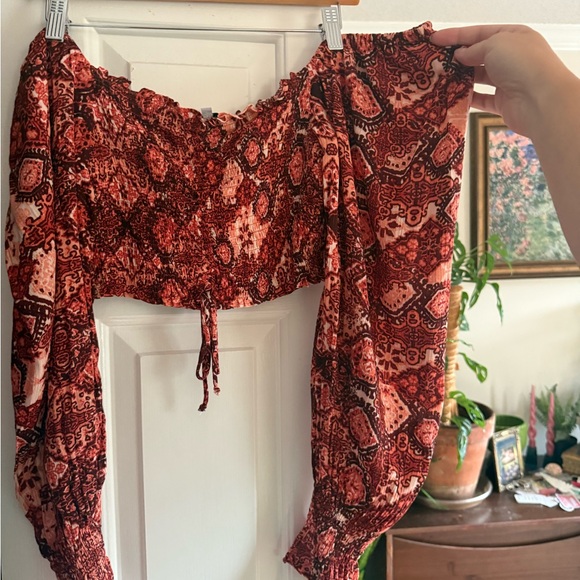 Patterned Off-Shoulder crop top - Picture 2 of 6